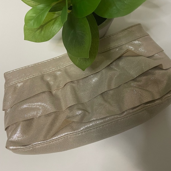 Victoria’sSecret Gold makeup bag - Picture 4 of 4